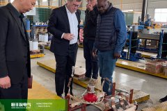 Un grupo de clientes africanos de Uganda visita hengfengyou Electric