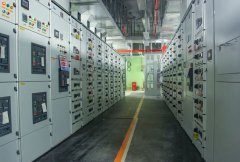 ¿Cuáles son los componentes principales y la clasificación de los cuadros de distribución?