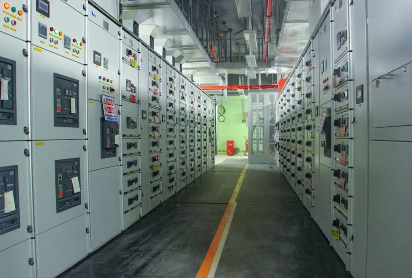 ¿Cuáles son los componentes principales y la clasificación de los cuadros de distribución?