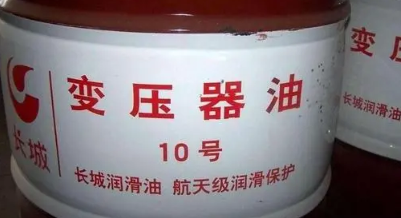 ¿Qué funciones tiene el aceite en los transformadores sumergidos en aceite?