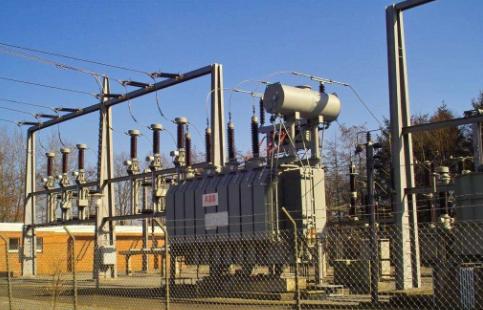 ¿Cómo transmite energía eléctrica un transformador en funcionamiento?