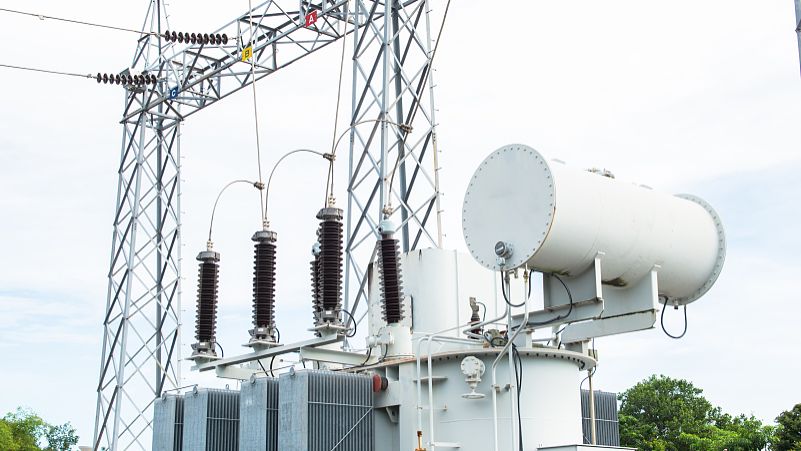 ¿Cuáles son las causas de la corriente de desequilibrio en los transformadores?