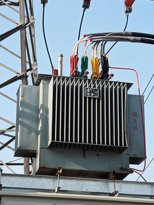 ¿Cómo se debe conectar y sacar los cables de un transformador?