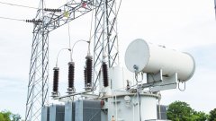 ¿Cómo se debe conectar y sacar los cables de un transformador?