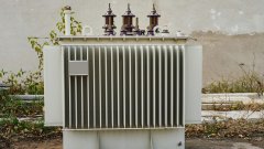 ¿Cuáles son los componentes principales de un transformador y sus funciones?